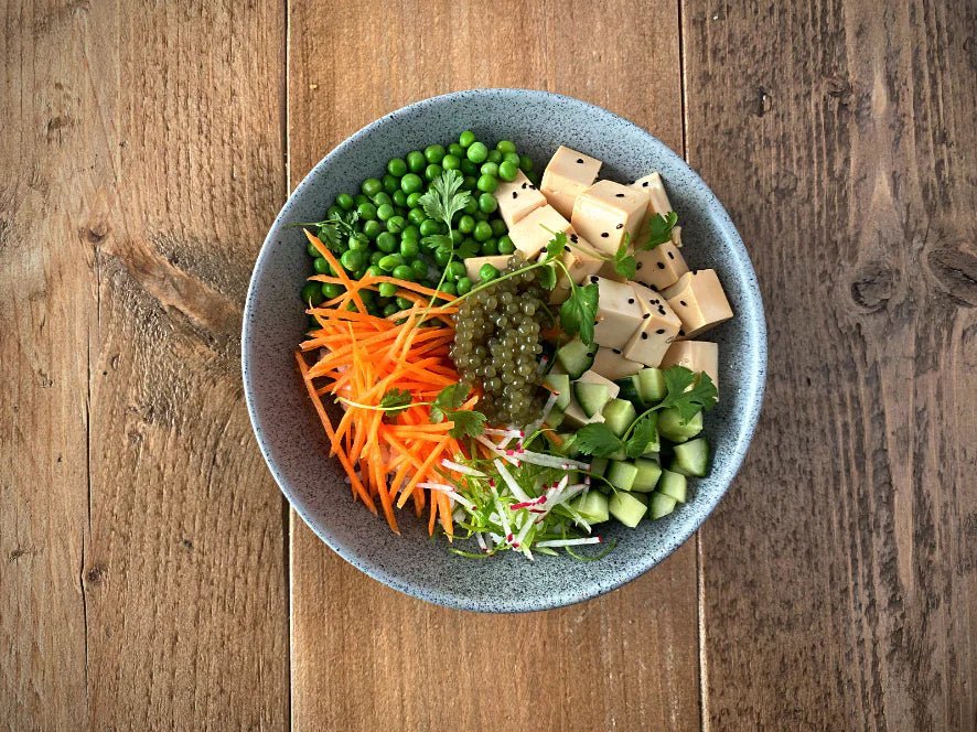 Poke bowl with tofu and algae pearls - Lofoten Seaweed
